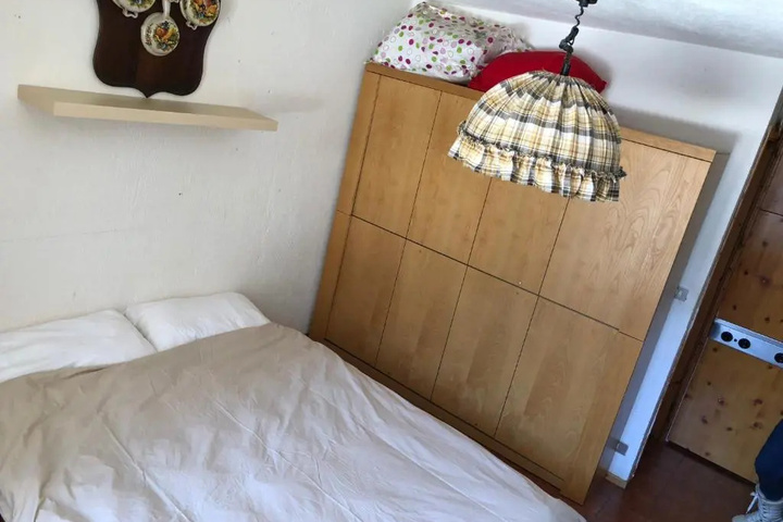 Room 2 of 8