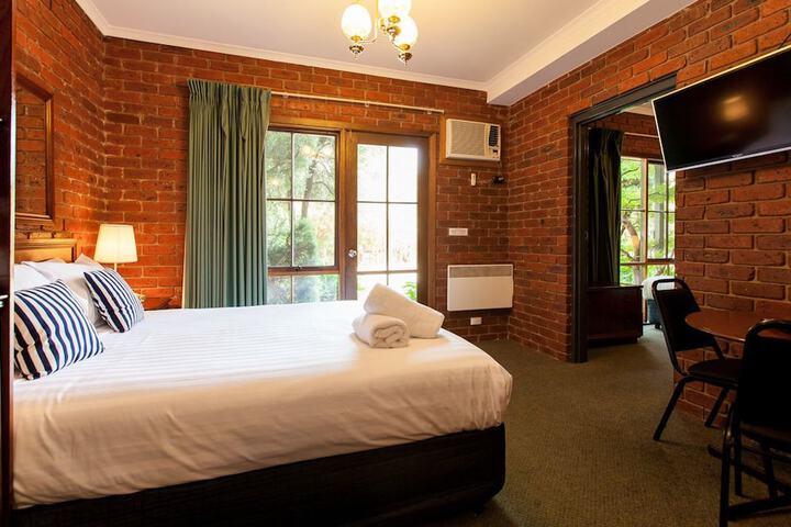 Room 6 of 28