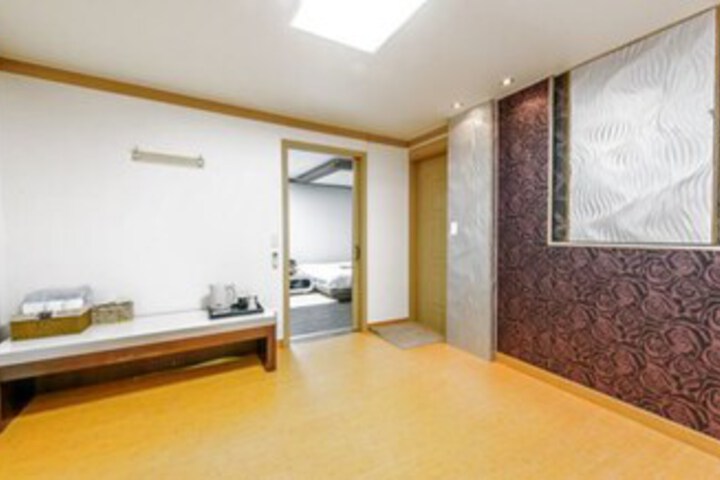 Room 13 of 37