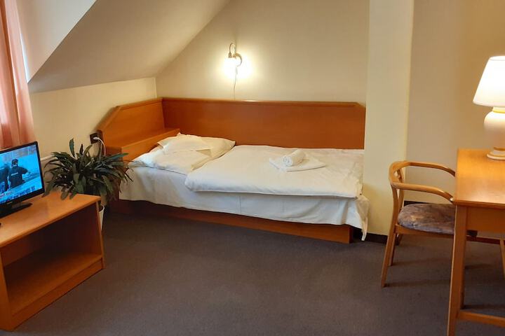 Room 10 of 38