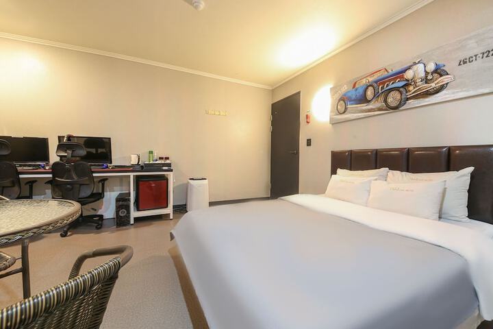 Room 5 of 118