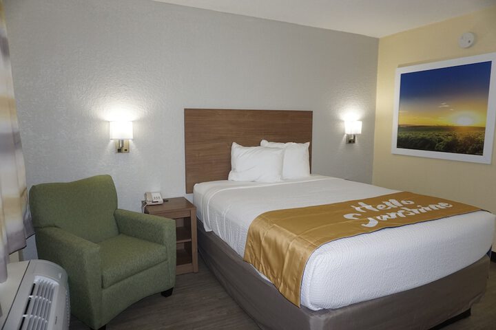 1 Queen Bed (13 of 18)