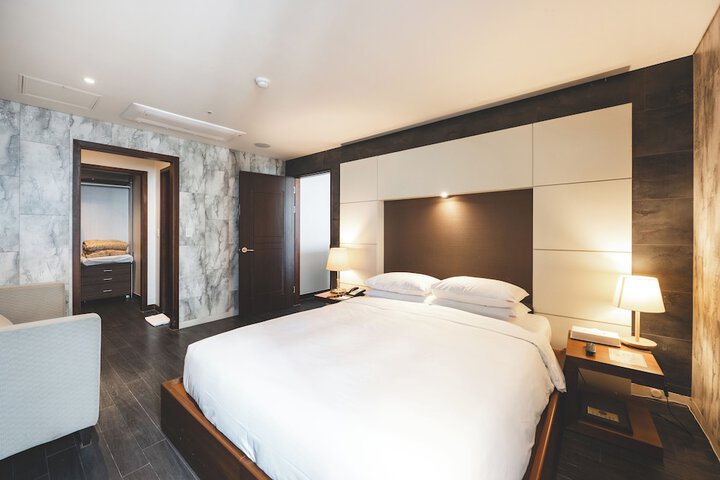 Room 17 of 151