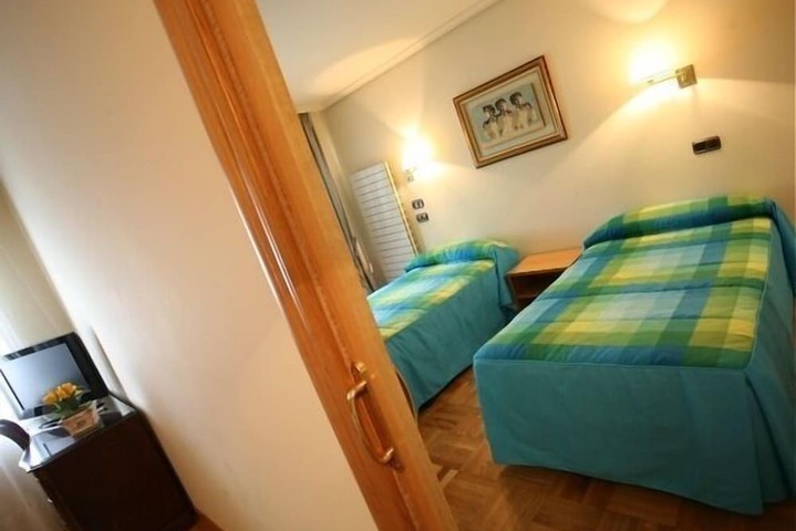 Room 7 of 34