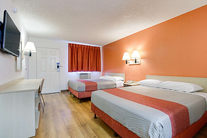 Room 9 of 32