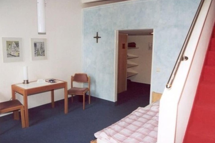 Room 8 of 25