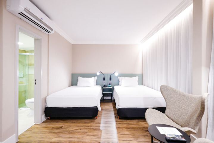 Room 28 of 143
