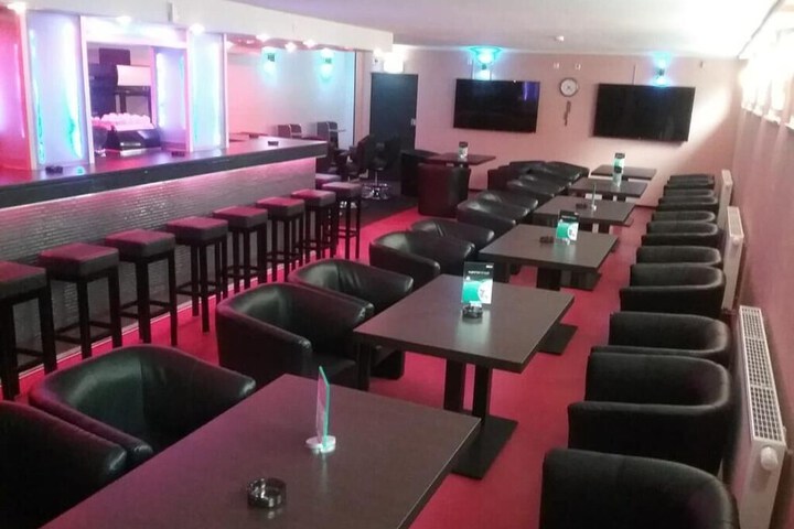 Lounge 16 of 18
