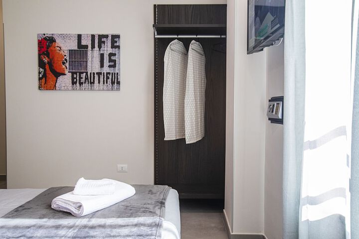 Room 6 of 28