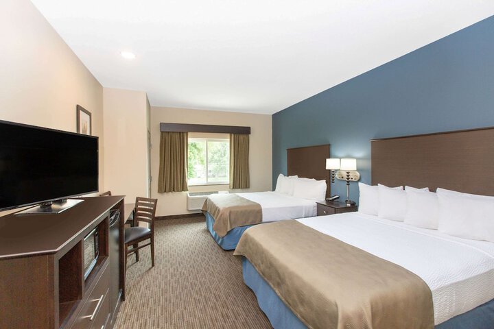2 Queen Beds Business Room (3 of 4)
