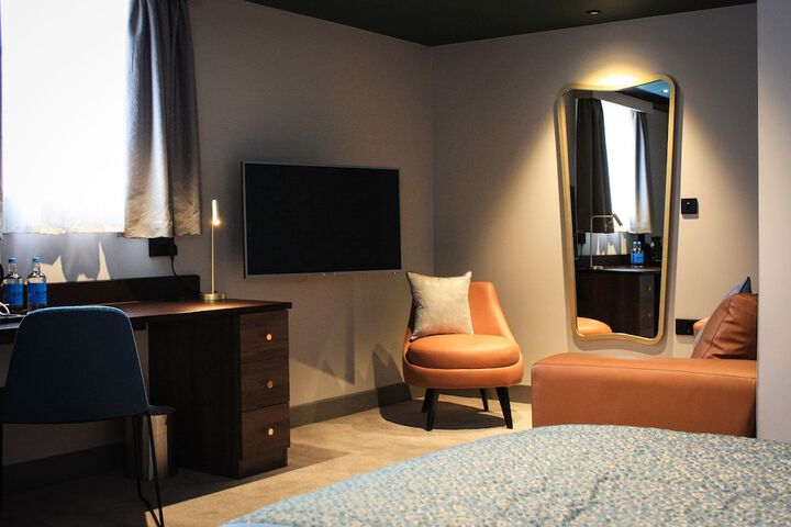 Room 18 of 38