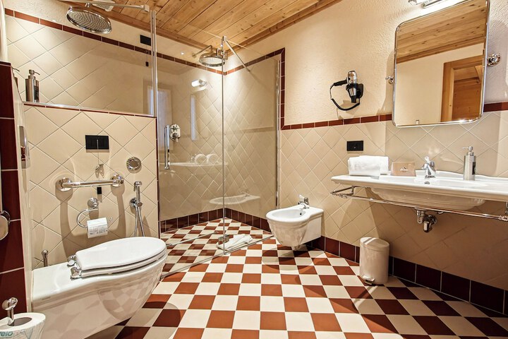 Room 8 of 34