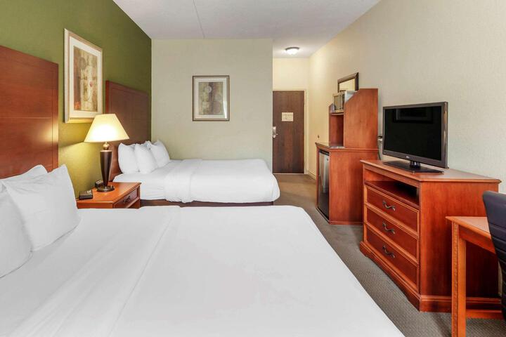 2 Queen Beds Business Room (1 of 13)