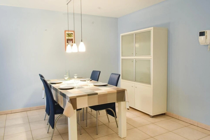 Room 2 of 10