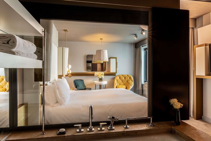 Room 46 of 215