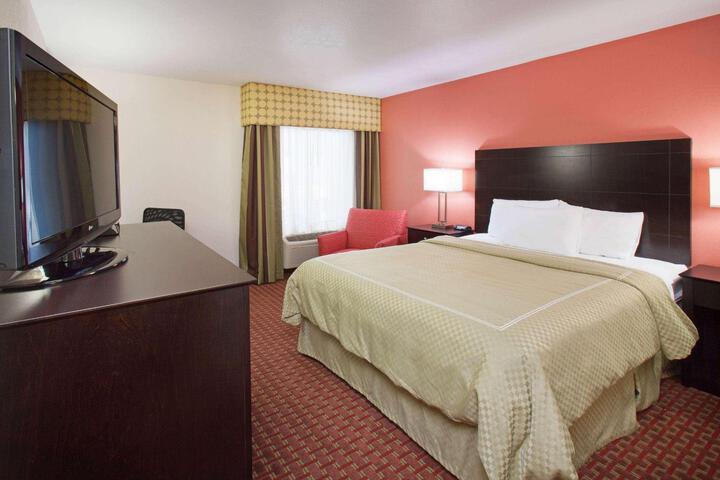 1 Queen Bed (3 of 13)