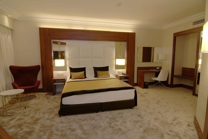 Room 26 of 90