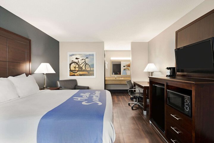 1 Queen Bed (3 of 6)