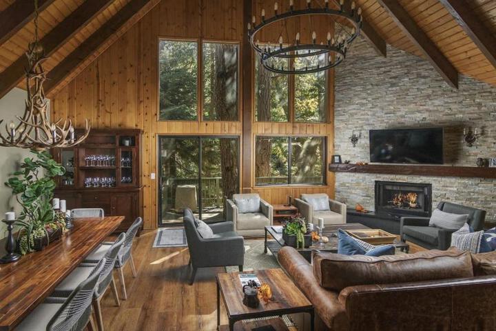 Treetop Cabin Modern Luxe, 1700 sqft, Deck, View, Dogs, in Village, AC in Lake Arrowhead, CA