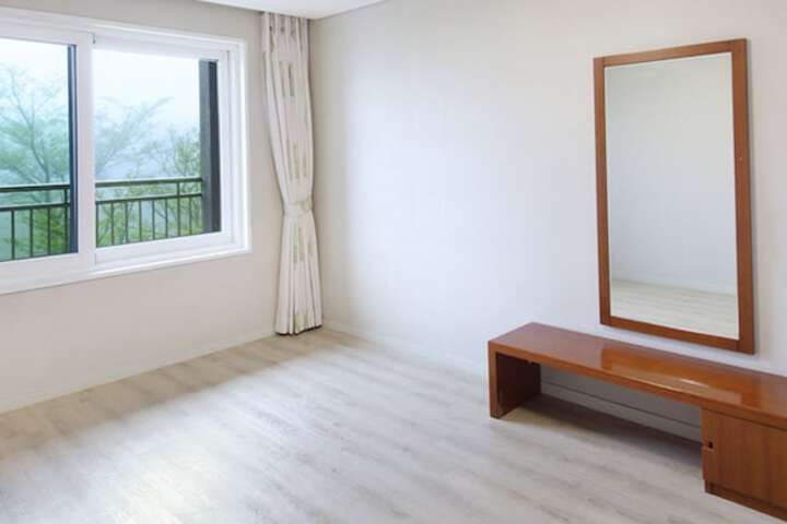 Room 6 of 42