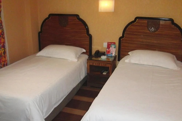 Room 6 of 8