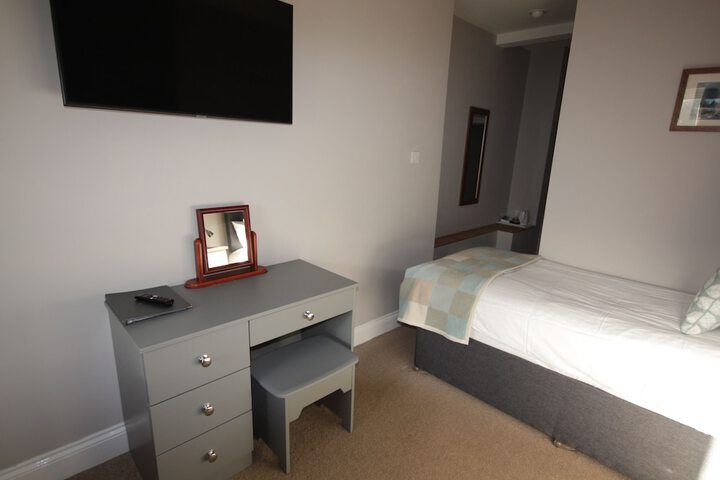 Room 3 of 28
