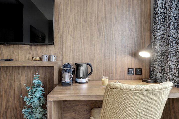 Room 8 of 33