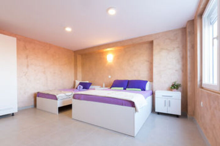 Room 9 of 28