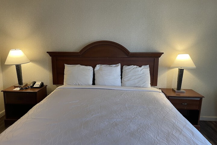 Single Queen Bed (7 of 7)