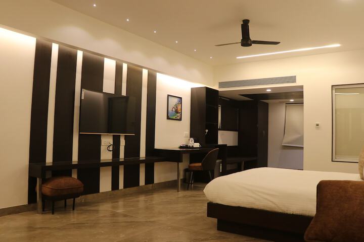 Room 13 of 30