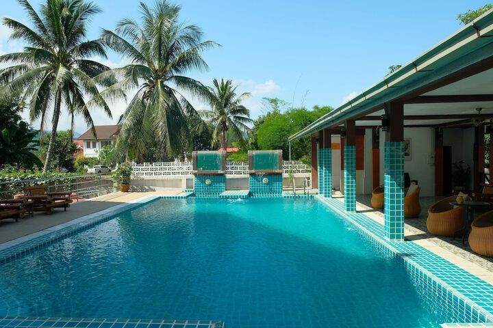 Hotel with Pool