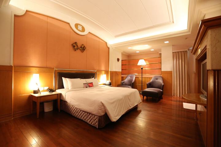Room 2 of 8