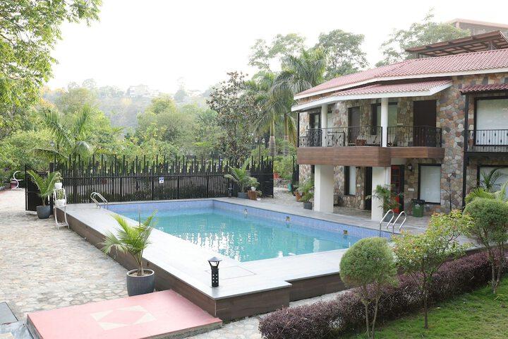 Pool 10 of 15