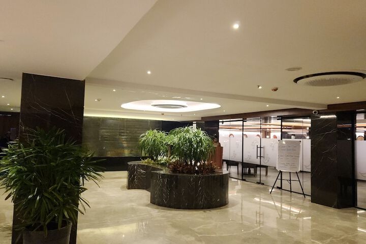 Hotel Tulips Grand