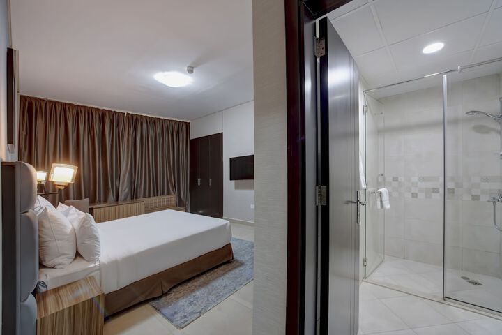 Room 6 of 77