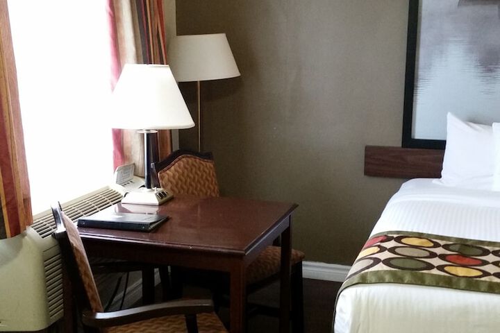1 Queen Bed (8 of 15)