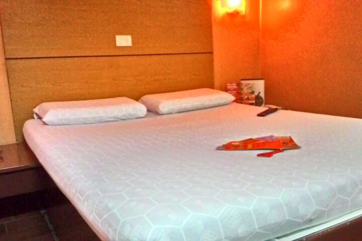 Room 8 of 20