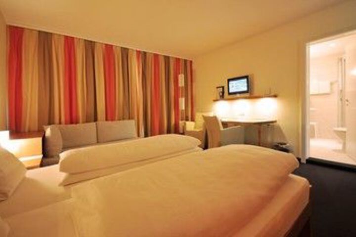 Room 72 of 106