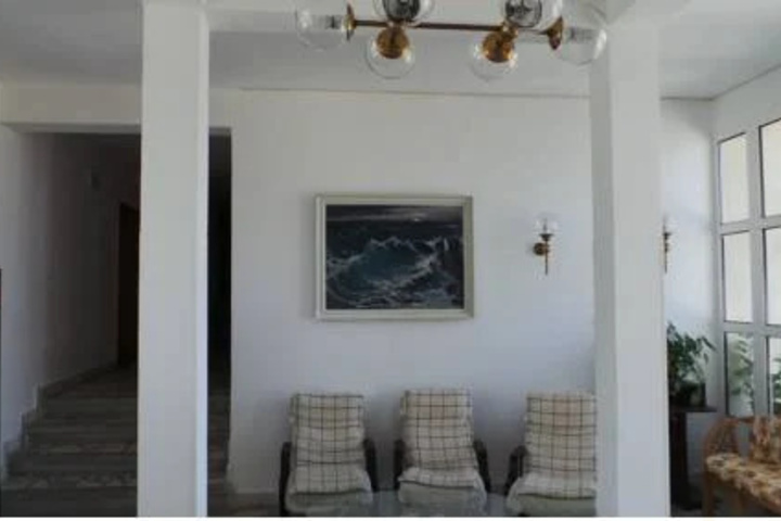 Room 9 of 16