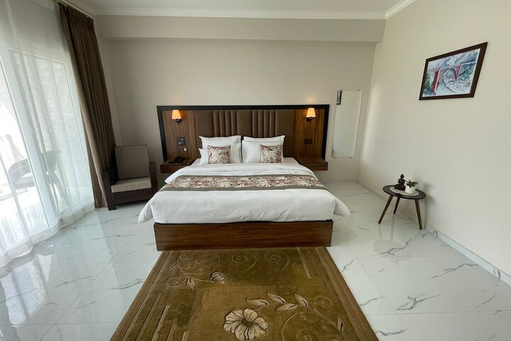 Room 5 of 6