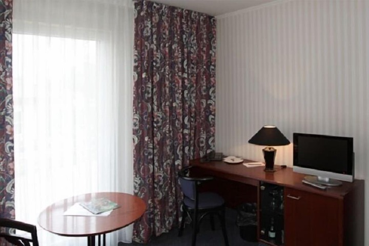 Room 9 of 16