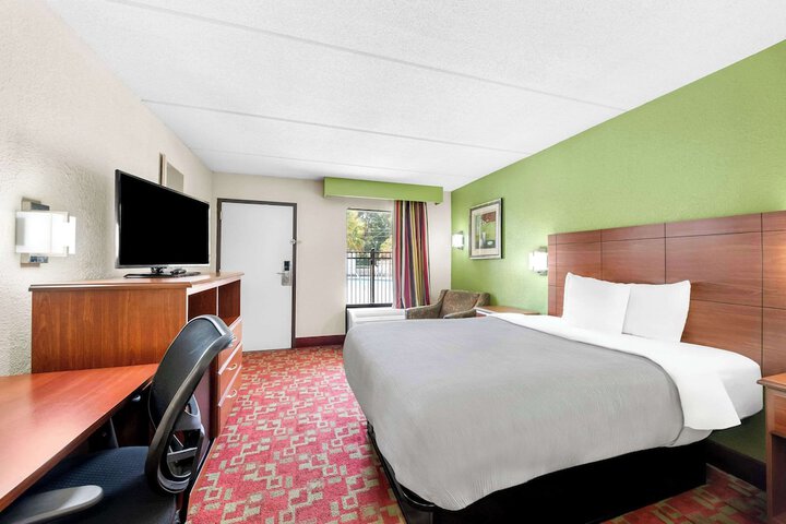 1 Queen Bed (5 of 7)