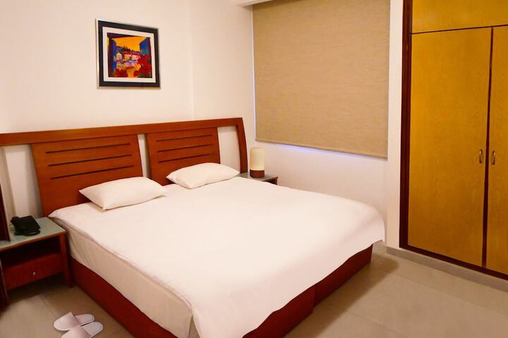 Room 6 of 28