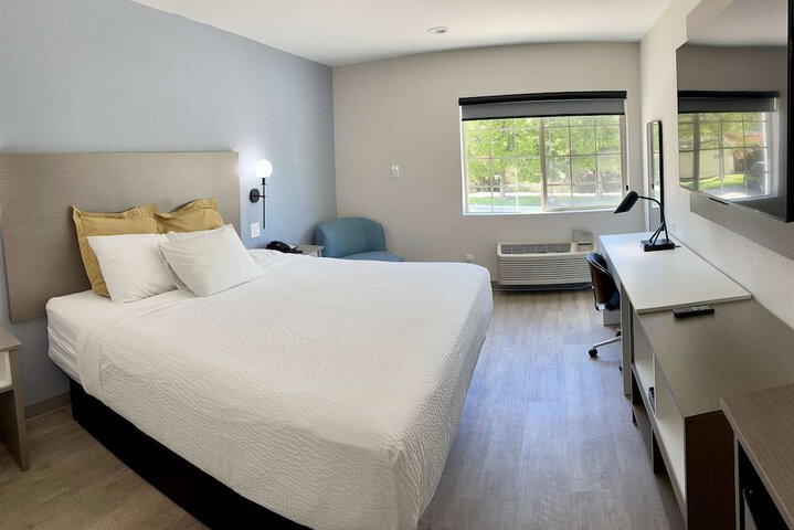 1 King Bed (3 of 10)