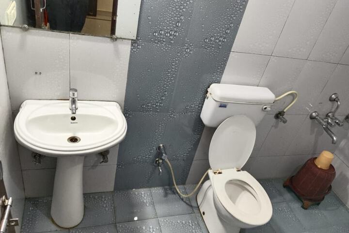 Room 5 of 6