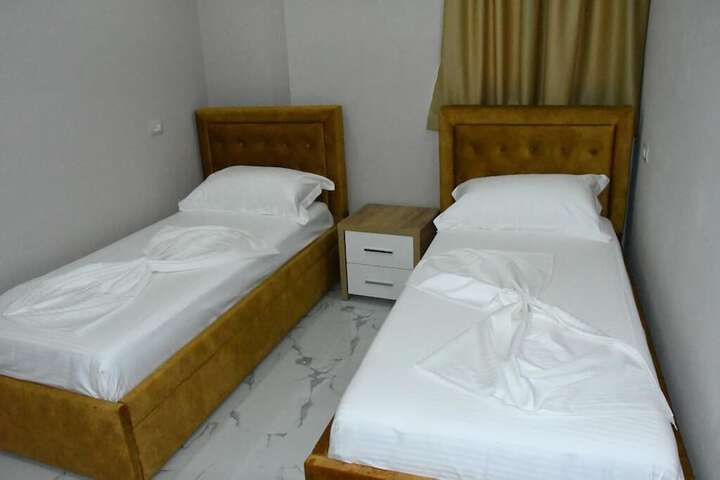 Room 9 of 33