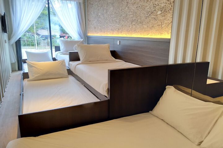 Room 4 of 73