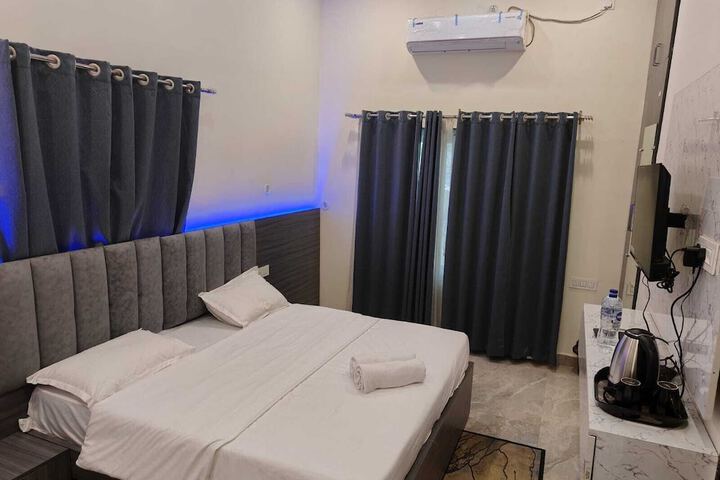 Room 12 of 19