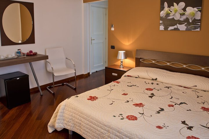 Room 3 of 43