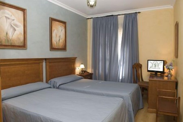 Room 7 of 33